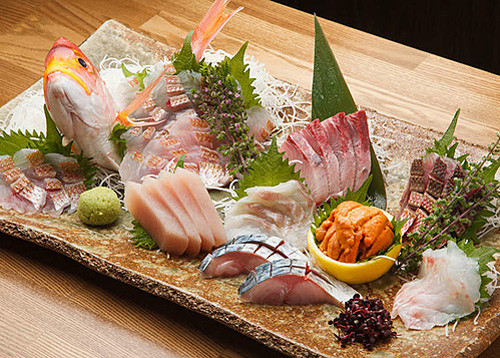 Khi hải sản được vớt lên, đầu bếp sẽ dùng dao sắc nhanh tay phi lê thịt thành từng miếng vuông mỏng để phục vụ sashimi và sushi. Khi ăn, Ikizukuri dùng cùng gừng ngâm, wasabi, nước chanh, nước tương và rượu sake.