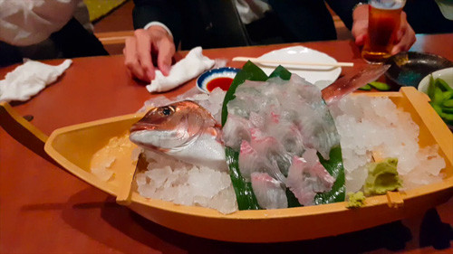 Không giống cá âm dương ngày càng vắng bóng ở Trung Quốc, Ikizukuri Nhật Bản lại được đón nhận bởi thực khách sành ăn. Nhiều người đánh giá, Ikizukuri vượt trội hơn sushi thông thường về hương vị và độ tươi ngon.