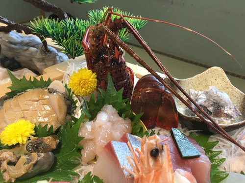 Mặc dù “được lòng” nhiều người song Ikuzukuri vẫn vấp phải ý kiến chỉ trích. Một số người cho rằng cách chế biến này quá tàn nhẫn với động vật. Đây cũng là lý do Ikizukuri bị cấm ở Đức, Úc.