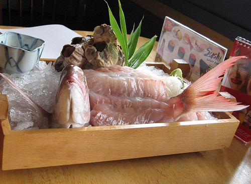 Đầu bếp chế biến Ikizukuri thường có nhiều năm kinh nghiệm. Khả năng dùng dao thượng thừa khiến phần nội tạng được giữ nguyên vẹn, chỉ riêng phần thịt tách riêng. Đầu bếp thao tác nhanh để đảm bảo món ăn khi bê ra bàn ăn, đầu, mắt và đuôi cá vẫn phải chuyển động.