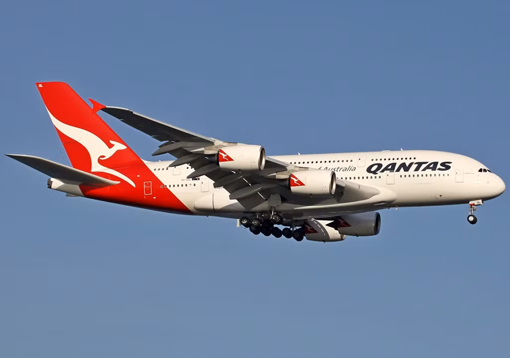 A380 có tầm bay 15.200 km, đồng nghĩa có thể phục vụ hai đường bay thẳng dài nhất thế giới: Auckland (New Zealand) - Dubai (UAE) của hãng hàng không Emirates và Fort Worth (Texas) - Sydney (Australia) của hãng Qantas Dallas. Ảnh: Wikipedia.