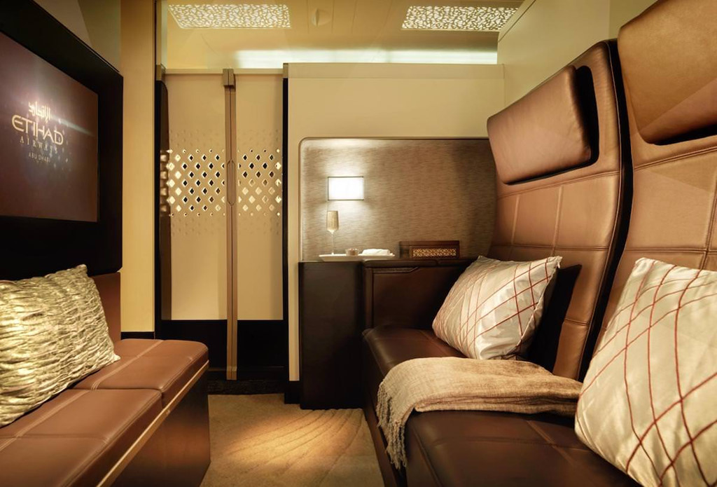 Hãng hàng không Etihad đã đưa cabin lên một tầm cao mới bằng cách tạo ra không gian xa xỉ kiểu căn hộ trên máy bay A380. Ảnh: Flystein.