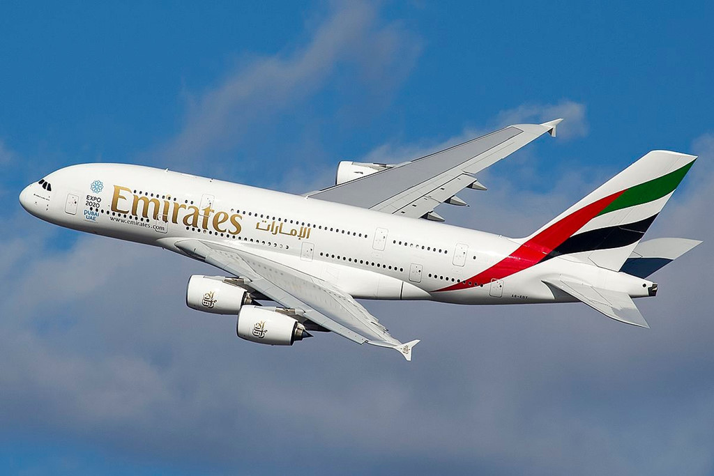 Là máy bay thân rộng 2 tầng, Airbus A380 có trọng lượng cất cánh tối đa là 575 tấn, tương đương trọng lượng của 5 con cá voi xanh. Ảnh: Wikipedia.