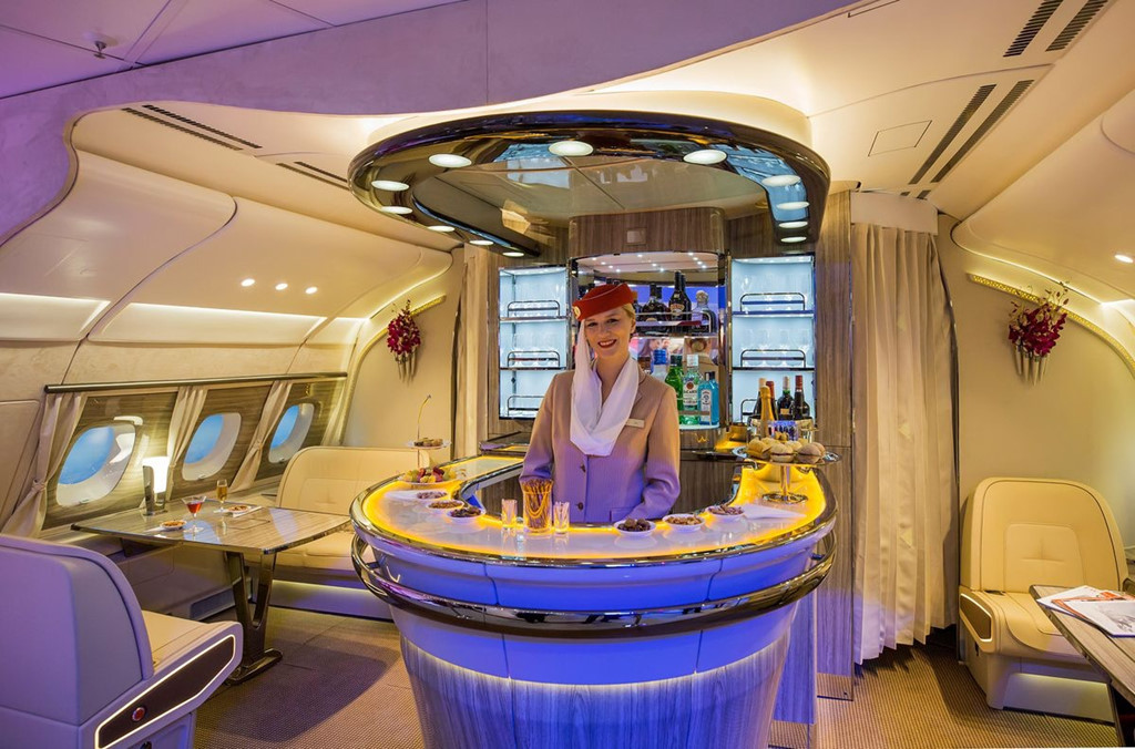 Khoang hạng thương gia và hạng nhất của A380 có thiết kế xa xỉ với quầy bar và thậm chí cả phòng tắm có vòi sen. Trên đây là hình ảnh cabin hạng nhất của hãng hàng không Emirates. Ảnh: Bloomberg.