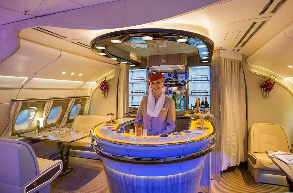 Khoang hạng thương gia và hạng nhất của A380 có thiết kế xa xỉ với quầy bar và thậm chí cả phòng tắm có vòi sen. Trên đây là hình ảnh cabin hạng nhất của hãng hàng không Emirates. Ảnh: Bloomberg.