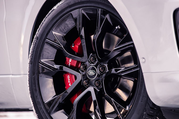 Trong khi đó, ở bản P400, hệ thống mild hybrid mới lại sản sinh công suất tối đa 395 mã lực và mô-men xoắn cực đại 406 lb-ft. Nhờ đó, Range Rover Sport HST P400 2019 có thể tăng tốc từ 0-96 km/h trong thời gian 5,9 giây và đạt vận tốc tối đa 225 km/h.