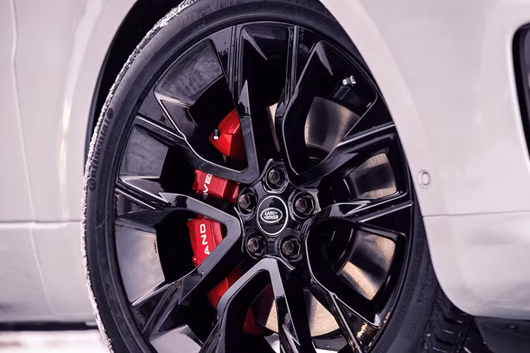 Trong khi đó, ở bản P400, hệ thống mild hybrid mới lại sản sinh công suất tối đa 395 mã lực và mô-men xoắn cực đại 406 lb-ft. Nhờ đó, Range Rover Sport HST P400 2019 có thể tăng tốc từ 0-96 km/h trong thời gian 5,9 giây và đạt vận tốc tối đa 225 km/h.