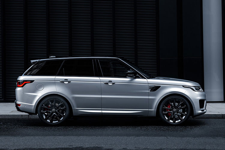 Land Rover đã xác nhận thông tin sẽ dùng động cơ 6 xi-lanh mới kể trên cho cả dòng Range Rover Sport thông thường. Động cơ này trên Range Rover Sport 2019 sẽ có 2 mức sức mạnh khác nhau. Trong đó, phiên bản yếu hơn có tên P360 của động cơ được dùng cho Range Rover Sport 2019 bản SE và HSE. Phiên bản mạnh hơn có tên P400 của động cơ này sẽ dành riêng cho Range Rover Sport HST 2019.