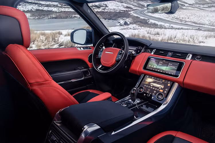 Không chỉ mạnh mẽ hơn, mẫu SUV hạng sang Range Rover Sport HST 2019 còn có một số điểm khác biệt trong thiết kế như logo riêng hay cac chi tiết bằng sợi carbon từ ngoài vào trong. Thêm vào đó là cùm phanh màu đỏ, ghế trước chỉnh điện 16 hướng, bọc một phần bằng da lộn và cần số mạ crôm màu satin.