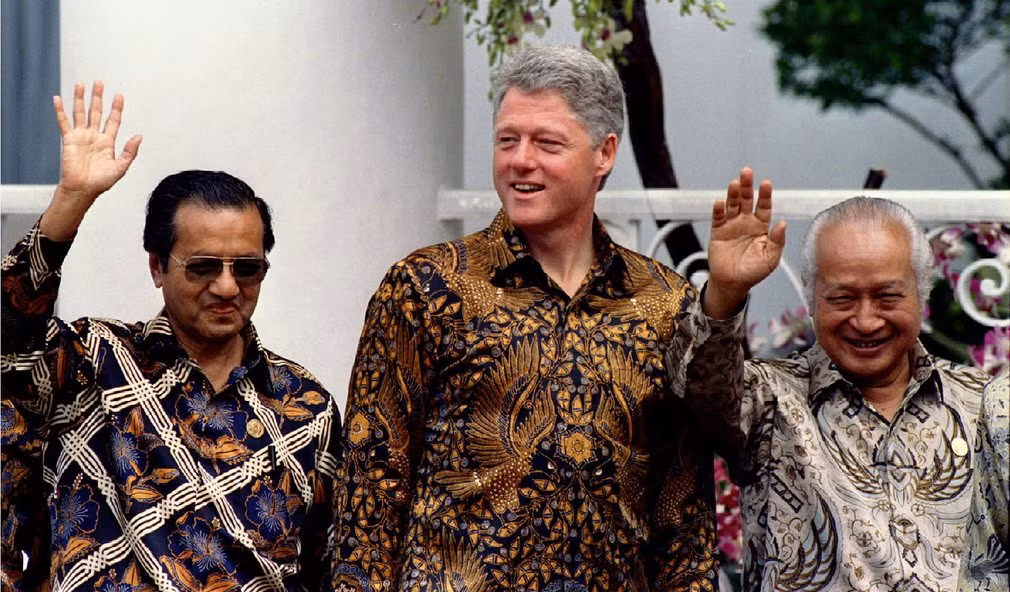 Năm 1994, Hội nghị thượng đỉnh APEC tổ chức ở Indonesia, các nguyên thủ quốc gia mặc áo truyền thống Batik của nước chủ nhà. Ảnh GD