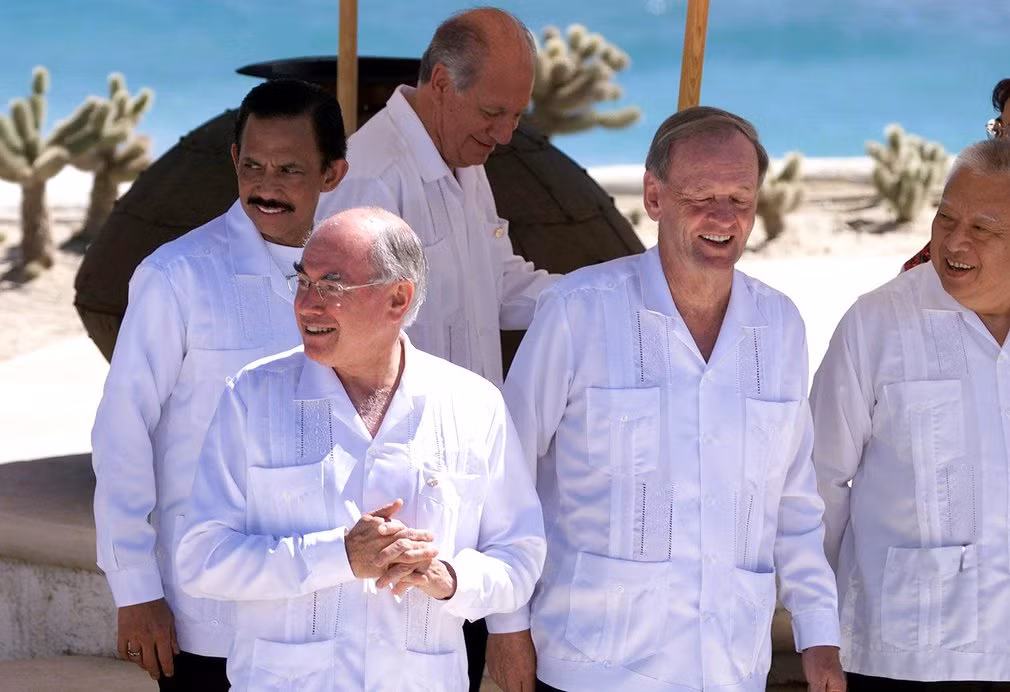 Trong dịp Mexico là nước chủ nhà APEC năm 2002, áo truyền thống guayabera đã được các nguyên thủ thế giới mặc trong lúc chụp hình chung tập thể. Ảnh GD