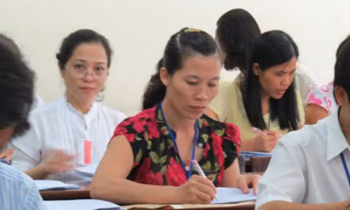 Cán bộ chấm thi kỳ thi THPT Quốc gia 2015 tại một trường Đại học ở TPHCM.