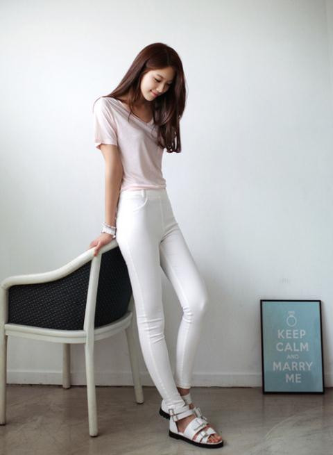 4. Vòng ba phẳng lỳ: Nếu vòng ba quá phẳng không có da thịt thì người này chắc chắn tiền tài kém hoặc không thể giữ được tiền. Đặc điểm này liên quan đến tính cách của người đó.