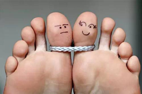 5. Bàn chân chỉ có đường vân ngang mà thiếu đường vân dọc: Đường vân chân nhất định có ngang có dọc mới tốt, nhưng phần lớn là vân ngang và rất ít vân dọc.