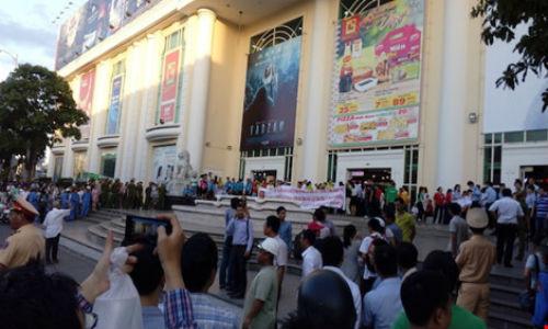 Hang tram nhan vien Big C tu tap phan doi chu toa nha