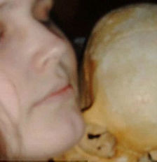 Kinh di nguoi phu nu thich may mua voi xac chet-Hinh-2