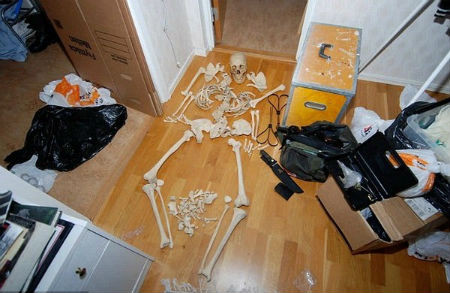 Kinh di nguoi phu nu thich may mua voi xac chet-Hinh-4