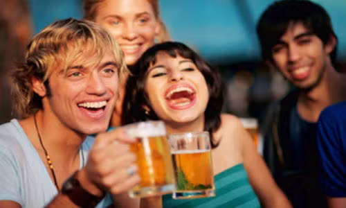 Kiểu uống bia sai chí mạng nhưng nhiều người mắc Kieu uong bia sai chi mang nhung nhieu nguoi mac