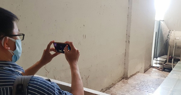 Theo điều tra ban đầu, khoảng 12h30 ngày 5/4, ông Trần Việt Dũng (SN 1988, Viện trưởng Viện đào tạo quốc tế Trường Đại học Ngân hàng) có mời 8 đồng nghiệp khác là các cán bộ công tác tại Trường Đại học Ngân Hàng đến ăn trưa ở căn hộ D14.11 tầng 14 chung cư New Sài Gòn (Hoàng Anh Gia Lai 3).