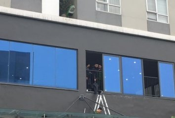 Kiểm tra, rà soát camera tại khu vực hành lang block D2 của chung cư, bước đầu, lực lượng chức năng xác định bên trong căn hộ D14.11 và khu vực hành lang các tầng lầu không gắn camera giám sát. Công an thu chai rượu, vỏ bia đã qua sử dụng, 2 chiếc điện thoại di động, 1 cái ghế bằng gỗ màu trắng, phần tựa lưng phía sau bị gãy. Kiểm tra tử thi, công an xác định ông Tín tử vong do bị chấn thương va đập mạnh vì ngã từ trên cao xuống.