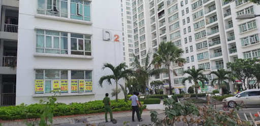 Trong lúc ăn uống, mọi người trò chuyện trao đổi một số chuyện liên quan tới vấn đề công việc và uống hết 3 chai rượu ngoại, 12 chai bia. Đến 15h30 ngày 5/4, cuộc ăn uống kết thúc và 6 người ra về và được ông Dũng đưa xuống dưới. Ông Dũng trở lại căn hộ để rửa, lau dọn đồ đạc. Trong khi đó, ông Trung và ông Tín ngồi nghỉ và nói chuyện với nhau.