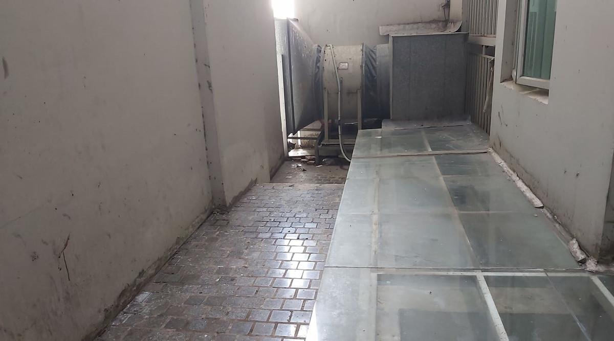 Theo đó, buổi làm việc giữa bà Bích và công an diễn ra vào sáng ngày 17/4, kéo dài từ 8h30 tới 12h30. Trong buổi làm việc còn có Luật sư Trần Bá Học và luật sư Nguyễn Văn Quynh. Cả 2 được cơ quan điều tra cấp đăng ký bảo vệ quyền lợi cho gia đình tiến sĩ Bùi Quang Tín. (Ảnh vị trí ông Tín rơi xuống)