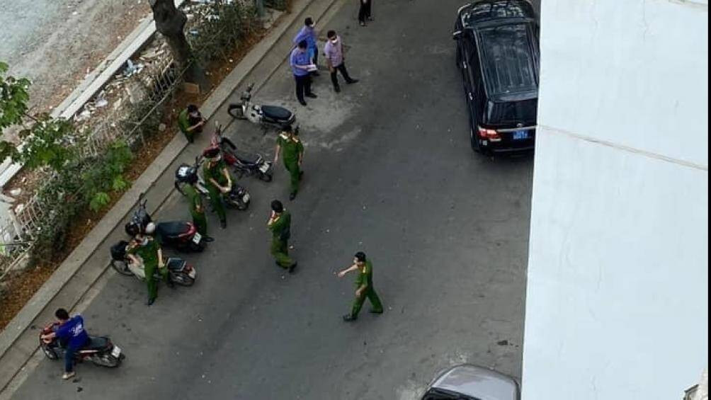 Luật sư đại diện tiến sĩ Bùi Quang Tín cho hay, qua khám nghiệm hiện trường nơi xảy ra vụ việc, công an thu giữ 2 chiếc ĐTDĐ của nạn nhân. Công an đang tạm giữ 2 chiếc ĐTDĐ này và tiến hành trích xuất dữ liệu từ Zalo, Email, ĐTDĐ của ông để phục vụ việc điều tra.