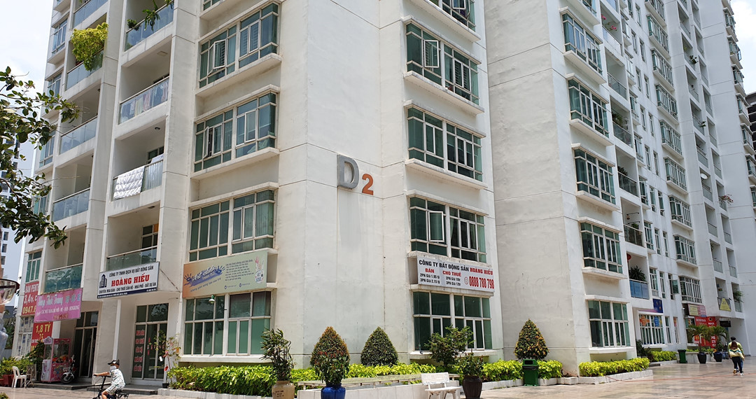 Liên quan vụ việc, Ngân hàng Nhà nước đã ban hành quyết định kéo dài thời hạn tạm đình chỉ công tác 15 ngày đối với ông Bùi Hữu Toàn (hiệu trưởng) và ông Nguyễn Đức Trung (phó hiệu trưởng Trường đại học Ngân hàng).