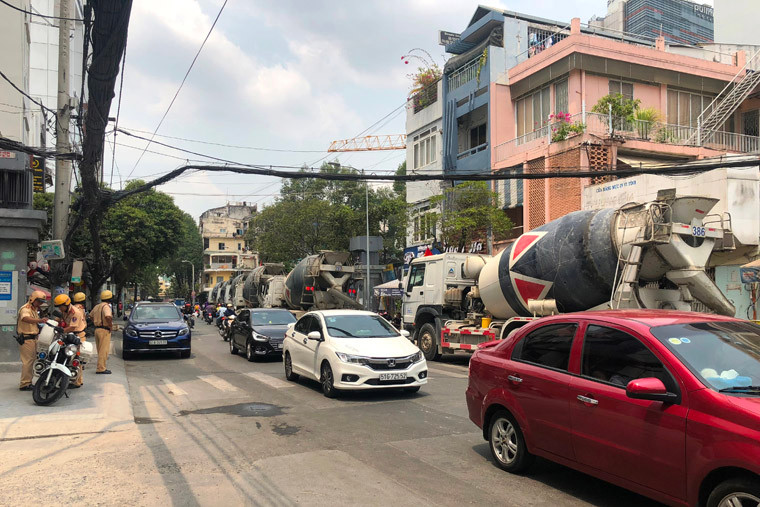 Qua kiểm tra, cơ quan chức năng ghi nhận tất cả tài xế đều vi phạm lưu thông vào đường cấm, khu vực cấm, đỗ xe không đúng quy định. 