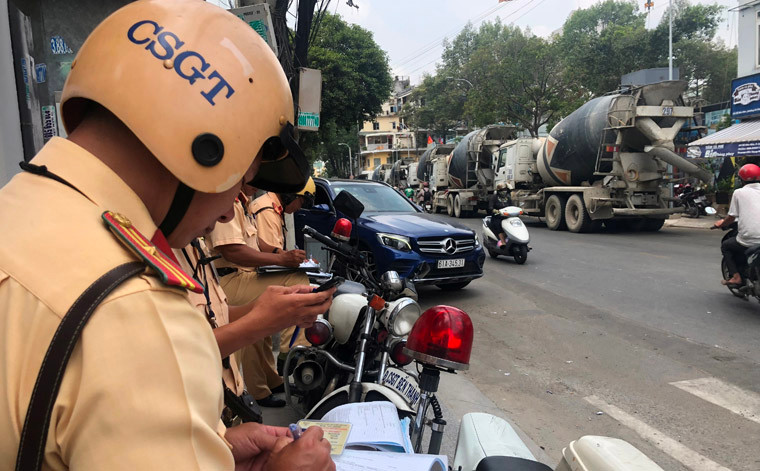 CSGT tất bật lập biên bản các tài xế vi phạm. Qua kiểm tra, cơ quan chức năng ghi nhận tất cả tài xế đều vi phạm lưu thông vào đường cấm, khu vực cấm, đỗ xe không đúng quy định.