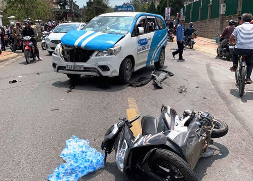 Thanh nien “ngao da” tong loat oto xe may, nhieu nguoi bi thuong