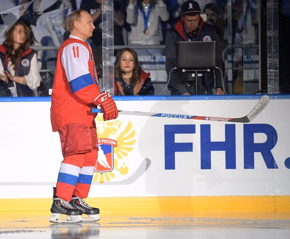 Trận gala này là của Giải đấu Liên đoàn khúc côn cầu đêm (NHL). Ông Putin vẫn mặc chiếc áo thi đấu số 11 quen thuộc. Bắt đầu từ năm 2012, Tổng thống Putin thường xuyên tham gia vào trận gala của giải đấu này.
