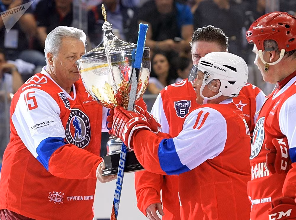 Tổng thống Putin nâng cúp sau trận đấu. (Nguồn ảnh Sputnik)