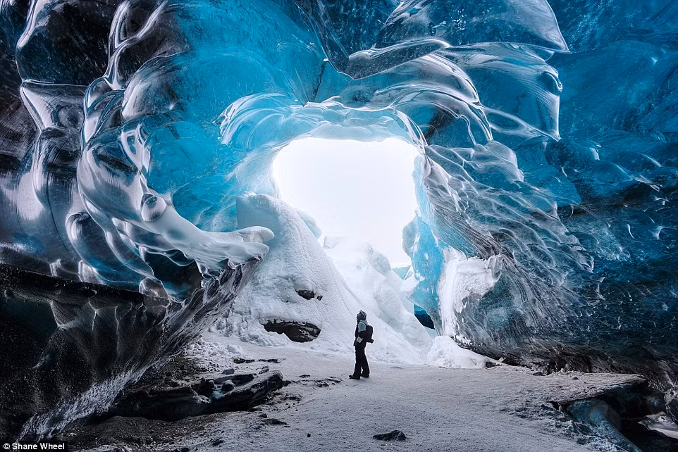 Cảnh tượng đáng kinh ngạc chụp hang băng Vatnajökull ở Iceland với sắc màu xanh lam và xanh ngọc đẹp kỳ diệu.