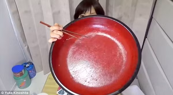 Co gai nho lap ky luc an bat my nang gan 4kg