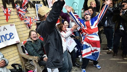 Rất đông người dân túc trực tại cửa bệnh viện và la hét vì quá vui mừng.