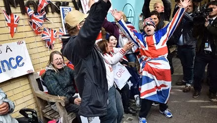 Rất đông người dân túc trực tại cửa bệnh viện và la hét vì quá vui mừng.