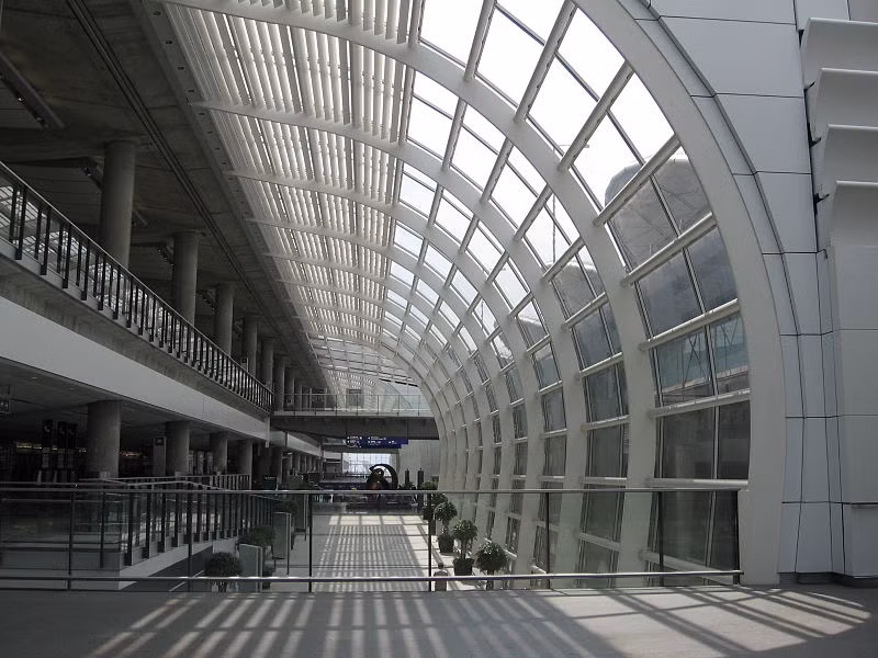 Hành lang của sân bay với cấu trúc mái vòm tuyệt đẹp.