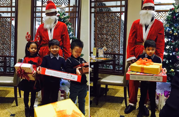 Hồ Ngọc Hà lại khoe hình cậu con trai Subeo nhận quà từ ông già Noel. Nữ ca sĩ chia sẻ: "Niềm vui của con, hạnh phúc của mẹ".