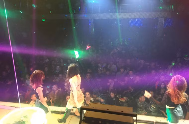 Trong khi nhiều sao Việt tận hưởng thời gian vui vẻ bên gia đình, bạn bè thì Hương Tràm vẫn chạy show. Cô chia sẻ: "Quá lâu rồi mới về lại Hải Phòng. Vui quá. Noel này không được ai dẫn đi chơi rồi".