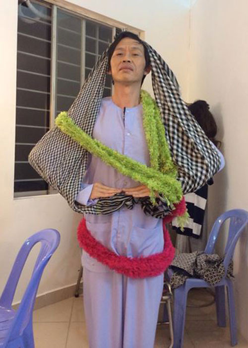  Danh hài Hoài Linh cũng bận bịu chạy show. Anh hài hước tạo dáng hình cây thông. "Người người đi chơi Noel, mình phải đi làm. Thôi làm gì cho nó có không khí Noel coi...".