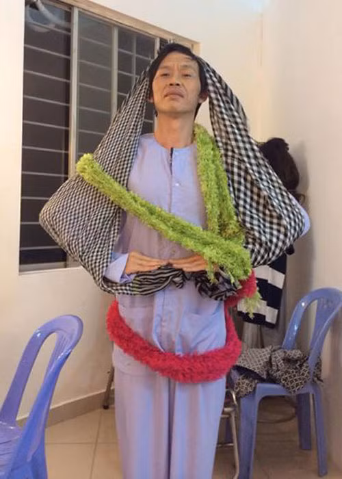  Danh hài Hoài Linh cũng bận bịu chạy show. Anh hài hước tạo dáng hình cây thông. "Người người đi chơi Noel, mình phải đi làm. Thôi làm gì cho nó có không khí Noel coi...".