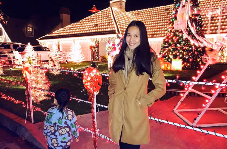 Người đẹp Dương Mỹ Linh đón Giáng sinh xa quê. Cô chia sẻ: "Giáng sinh đầu tiên xa Sài Gòn. Nhưng xa hay gần thì mình vẫn luôn mong và chúc tất cả các anh chị, bạn bè yêu thương một Giáng sinh an lành và ấm áp".