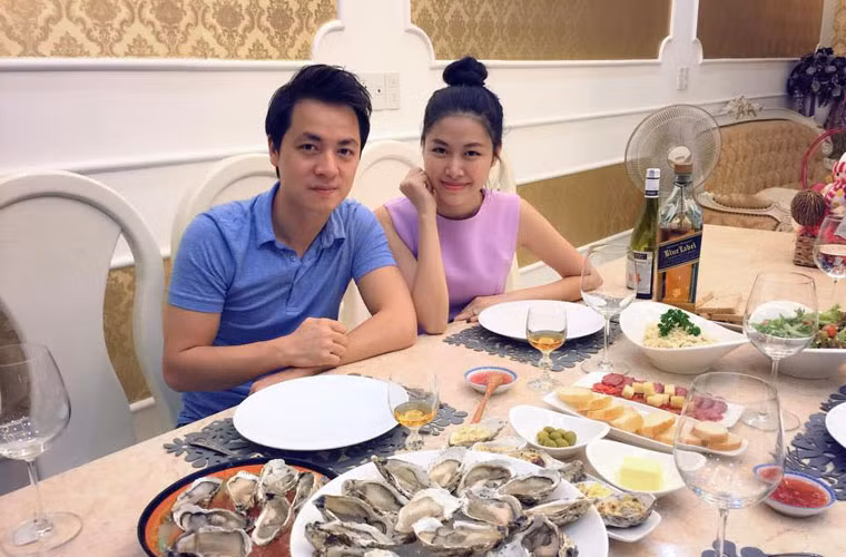 Cặp vợ chồng trẻ Đăng Khôi - Thủy Anh lại có một bữa tối vui vẻ, ấm áp cùng gia đình nhân dịp Giáng sinh 2014.