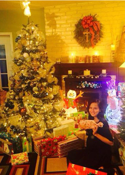 HH Diễm Hương háo hức khoe được tặng quà Giáng sinh.