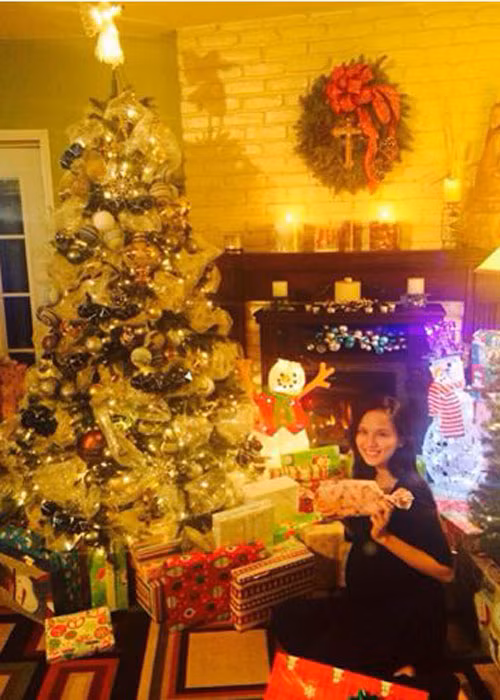 HH Diễm Hương háo hức khoe được tặng quà Giáng sinh.