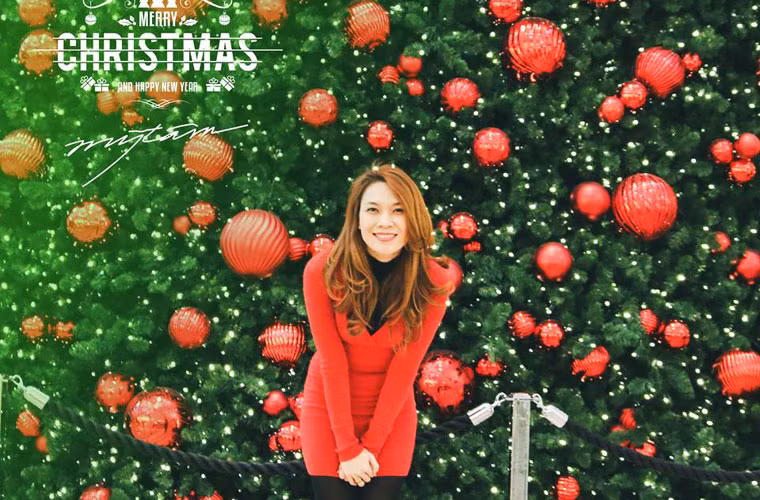 Ca sĩ Mỹ Tâm chụp ảnh với cây thông khổng lồ. Trên facebook, Mỹ Tâm gửi lời chúc Giáng sinh ấm áp đến fan.