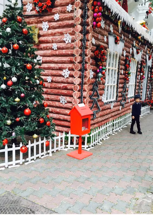 Nữ ca sĩ cũng chia sẻ hình ảnh Subeo tạo dáng trước khung cảnh Giáng sinh được trang trí đẹp mắt với nhà gỗ, cây thông.