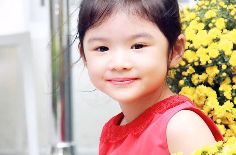 Bảo Tiên sinh ngày 20/11/2008. Cô bé là kết quả tình yêu đẹp của cặp diễn viên nổi tiếng Trương Ngọc Ánh - Trần Bảo Sơn. Dù hiện tại cặp đôi đã đường ai nấy bước nhưng Bảo Tiên vẫn nhận được tình cảm, sự quan tâm chăm sóc của cả bố và mẹ.