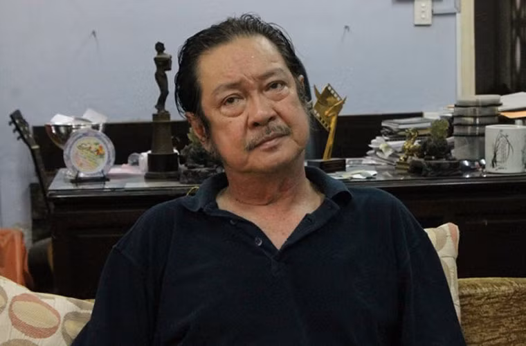 Sự việc diễn viên Chánh Tín vỡ nợ cũng gây chấn động showbiz trong năm 2014. Theo thông tin Kiến Thức đã đăng tải trước đó, Chánh Tín đã thế chấp căn nhà của mình cho ngân hàng Phương Nam vay trên 8,3 tỷ đồng để kinh doanh. Tuy nhiên nam diễn viên "Ván bài lật ngửa" bị thua lỗ, không có khả năng trả nợ, phải giao nhà cho ngân hàng.